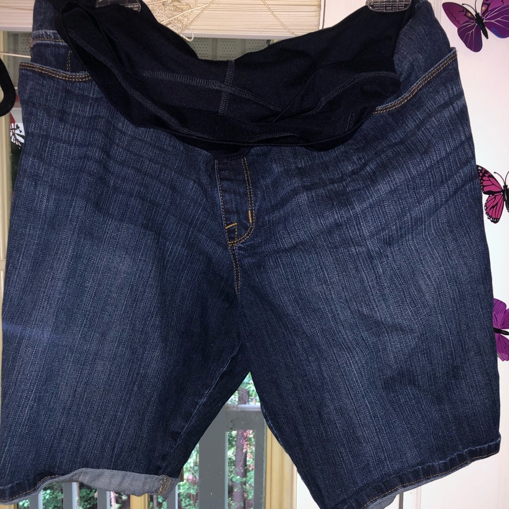 Liz Lange Bermuda maternity shorts
